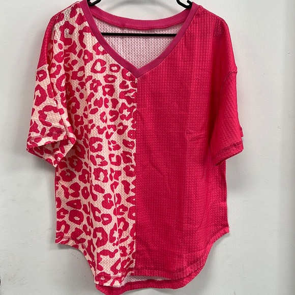 💥3/$15💥 NEW - Rose Cheetah Patchwork Short Sleeve Top - Size Small - Picture 4 of 11